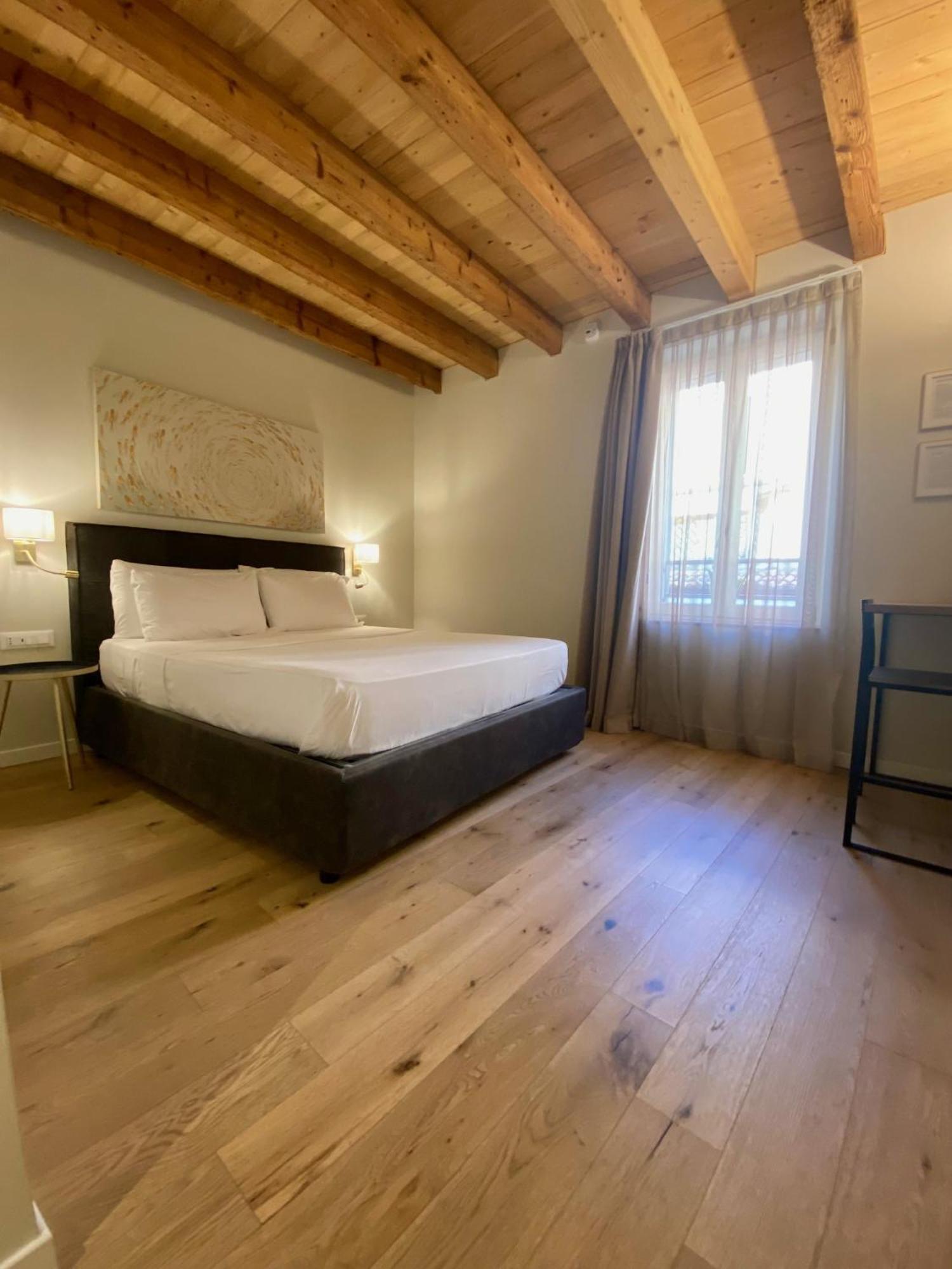 Malvezzi24 Boutique Rooms Дезенцано-дель-Гарда Экстерьер фото