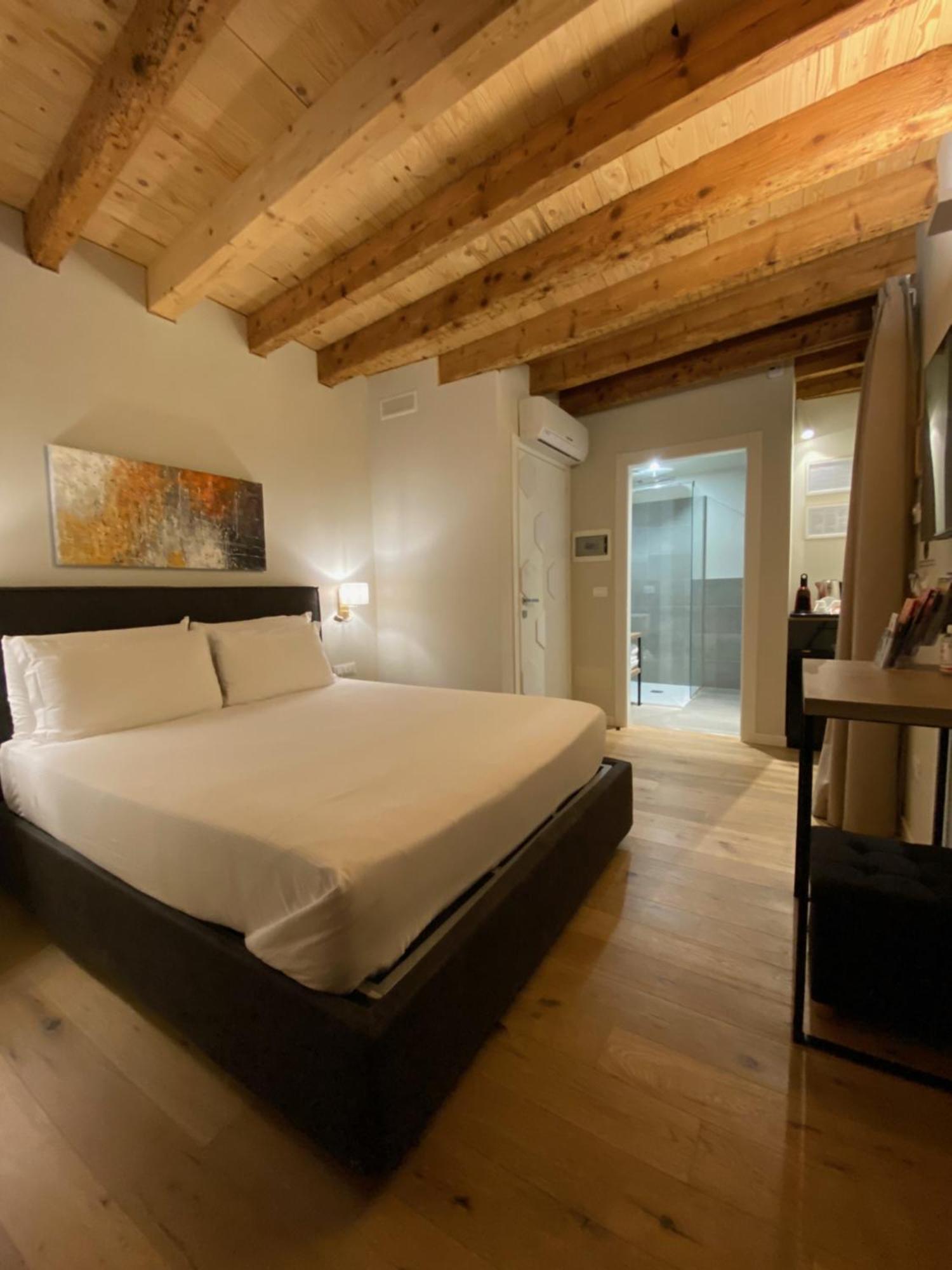 Malvezzi24 Boutique Rooms Дезенцано-дель-Гарда Экстерьер фото